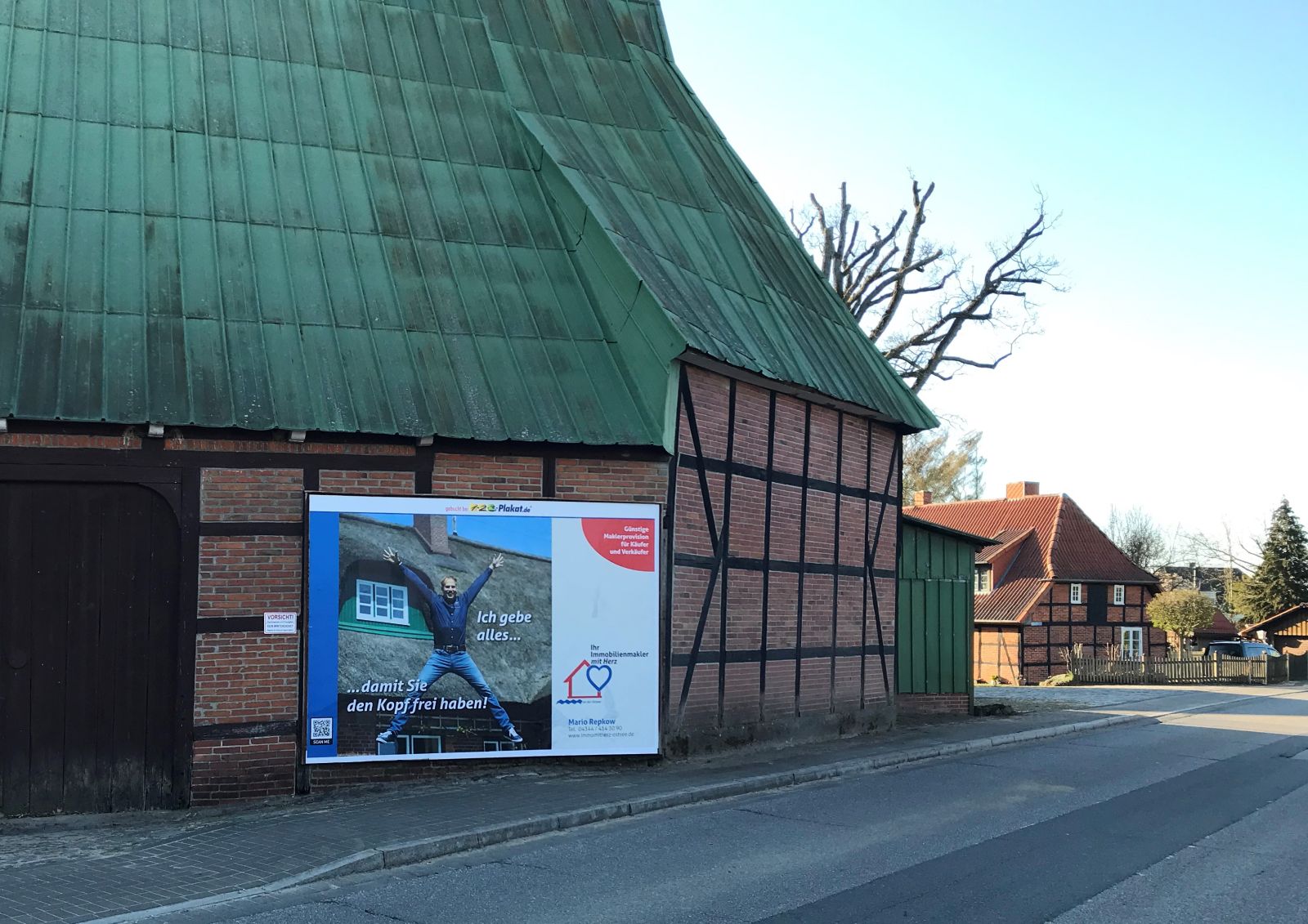 Werbekampagne: Plakat für Immobilienmakler Mario Repkow in Höhndorf